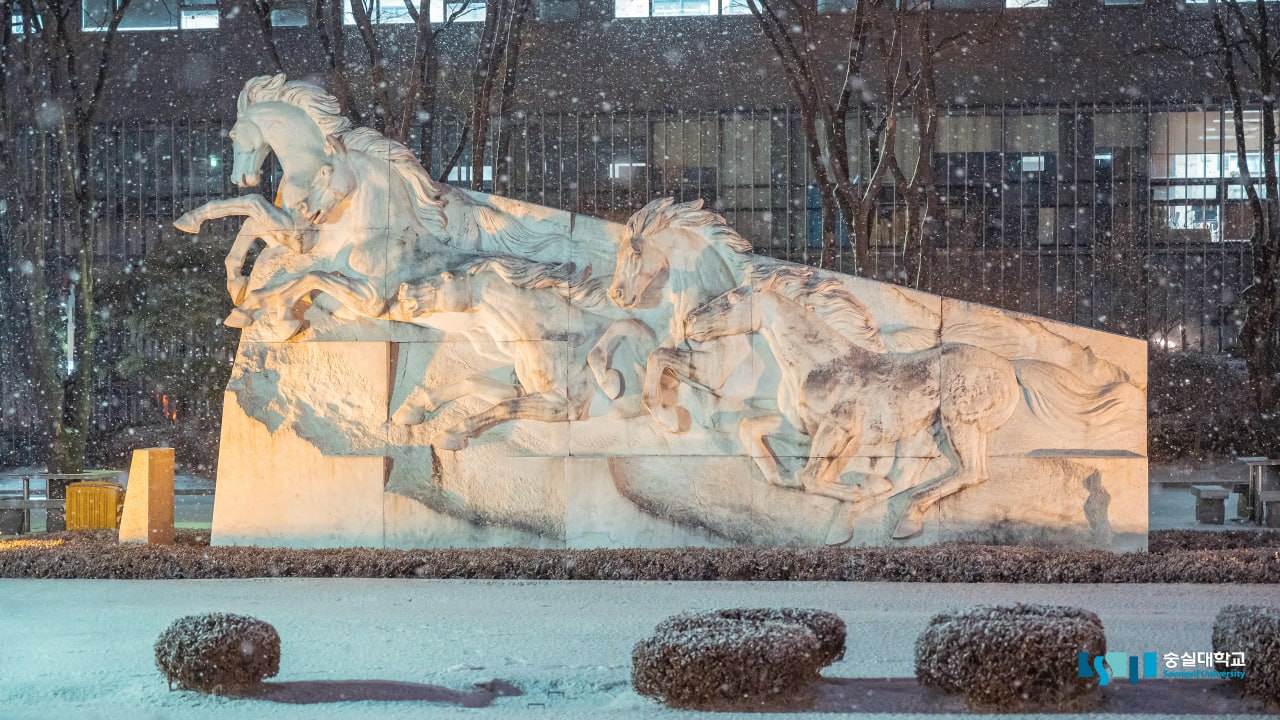 눈 내리는 밤의 숭실대학교 백마상